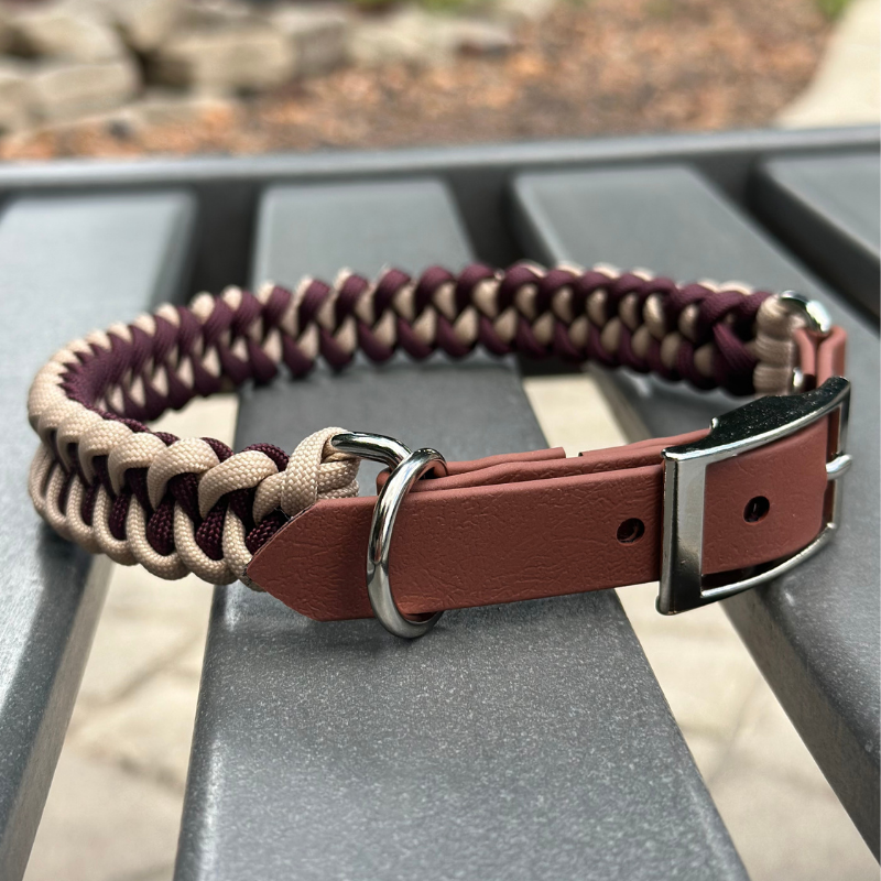 Collar para perro trenzado a mano con cola de pez en burdeos y crema