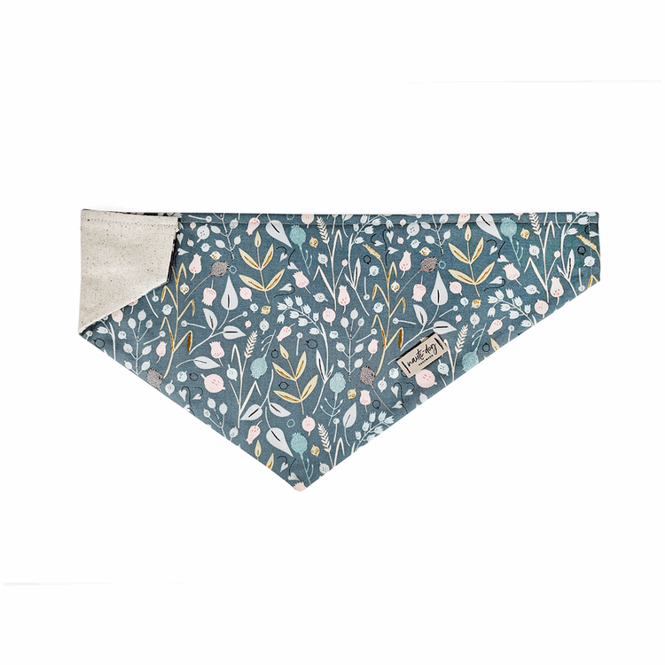 Bandana para perro con estampado floral otoñal en color salvia de enebro