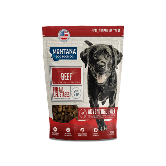 Aliment cru lyophilisé sans céréales à base de bœuf pour chiens, idéal pour les aventures. 