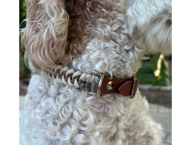 Collar para perro trenzado a mano con cola de pez en color tostado y crema