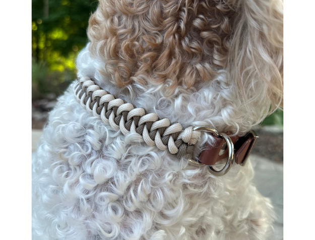 Collar para perro trenzado a mano con cola de pez en color tostado y crema