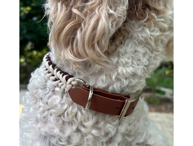 Collar para perro trenzado a mano con cola de pez en burdeos y crema