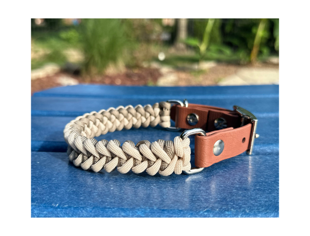 Collar para perro trenzado a mano con cola de pez en color tostado y crema