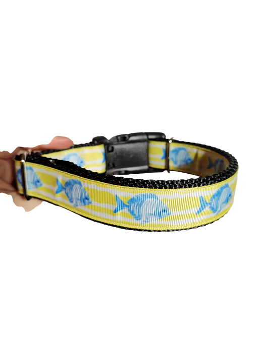 Collier pour chien en nylon à rayures jaunes et motif poisson