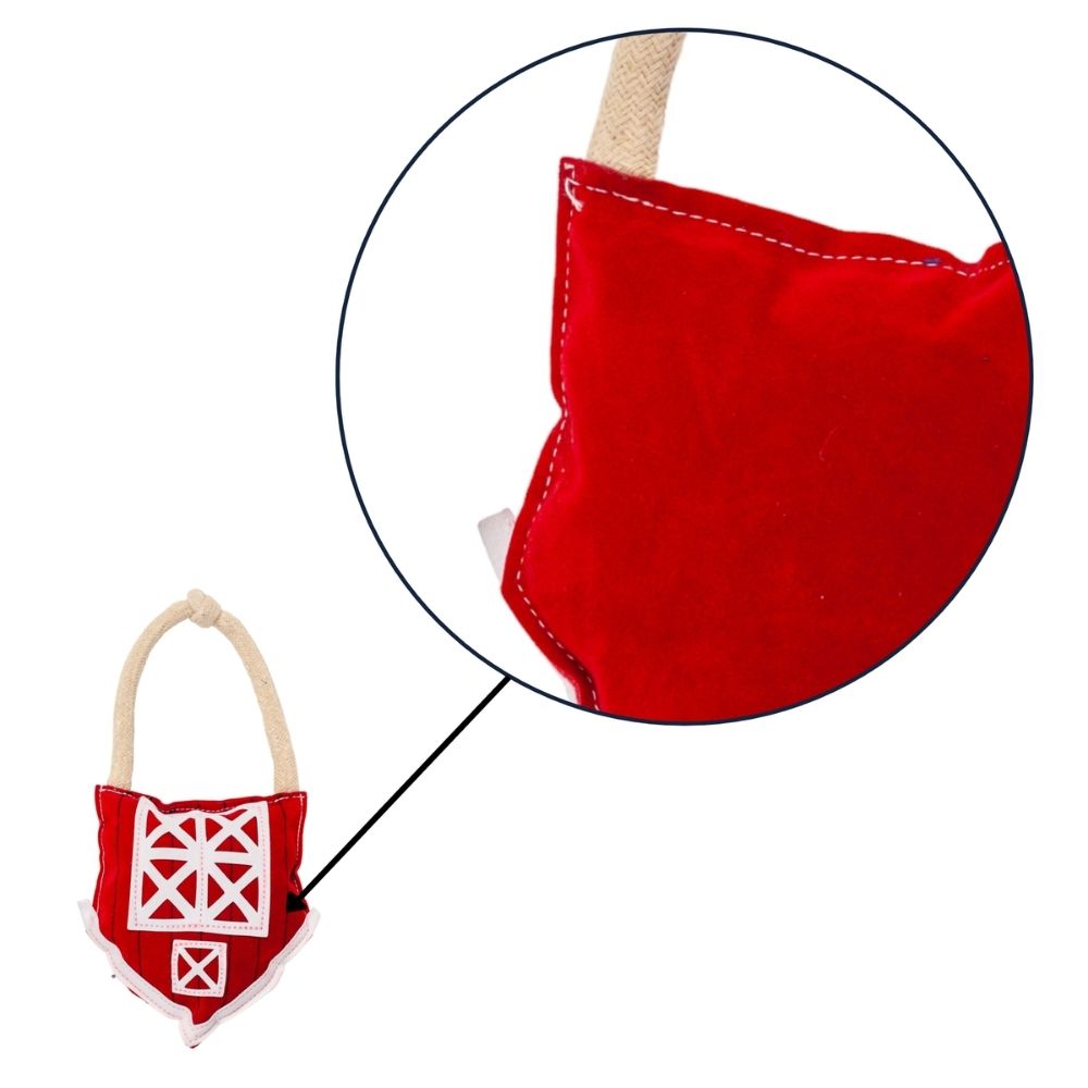 Juguete masticable para perros Country Living de piel sintética con diseño de granero rojo: seguro, duradero y no tóxico.